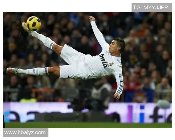 足球巨星奋力射门瞬间定格 彰显速度与力量的完美结合